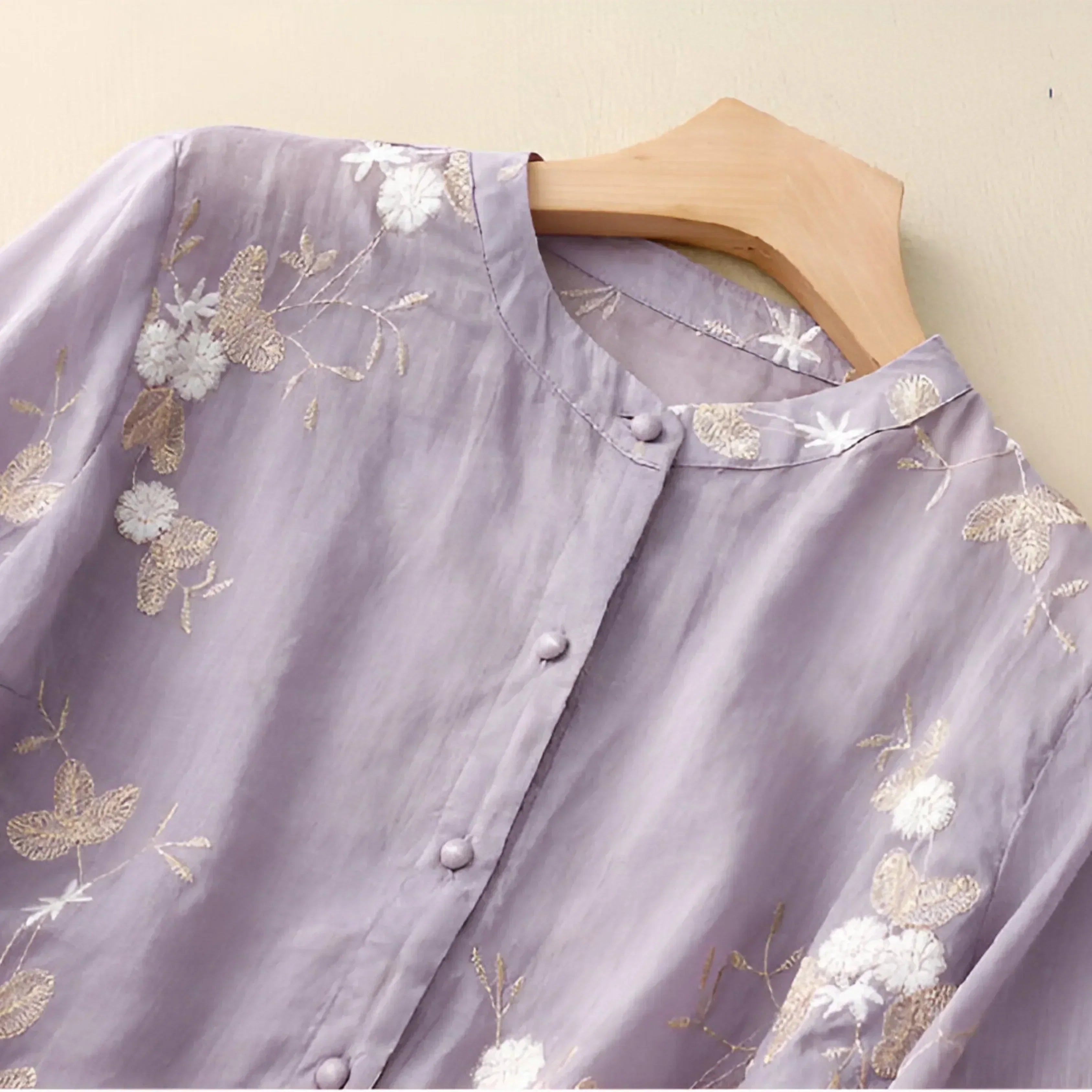 Marie - Bloemenblouse met Knopen