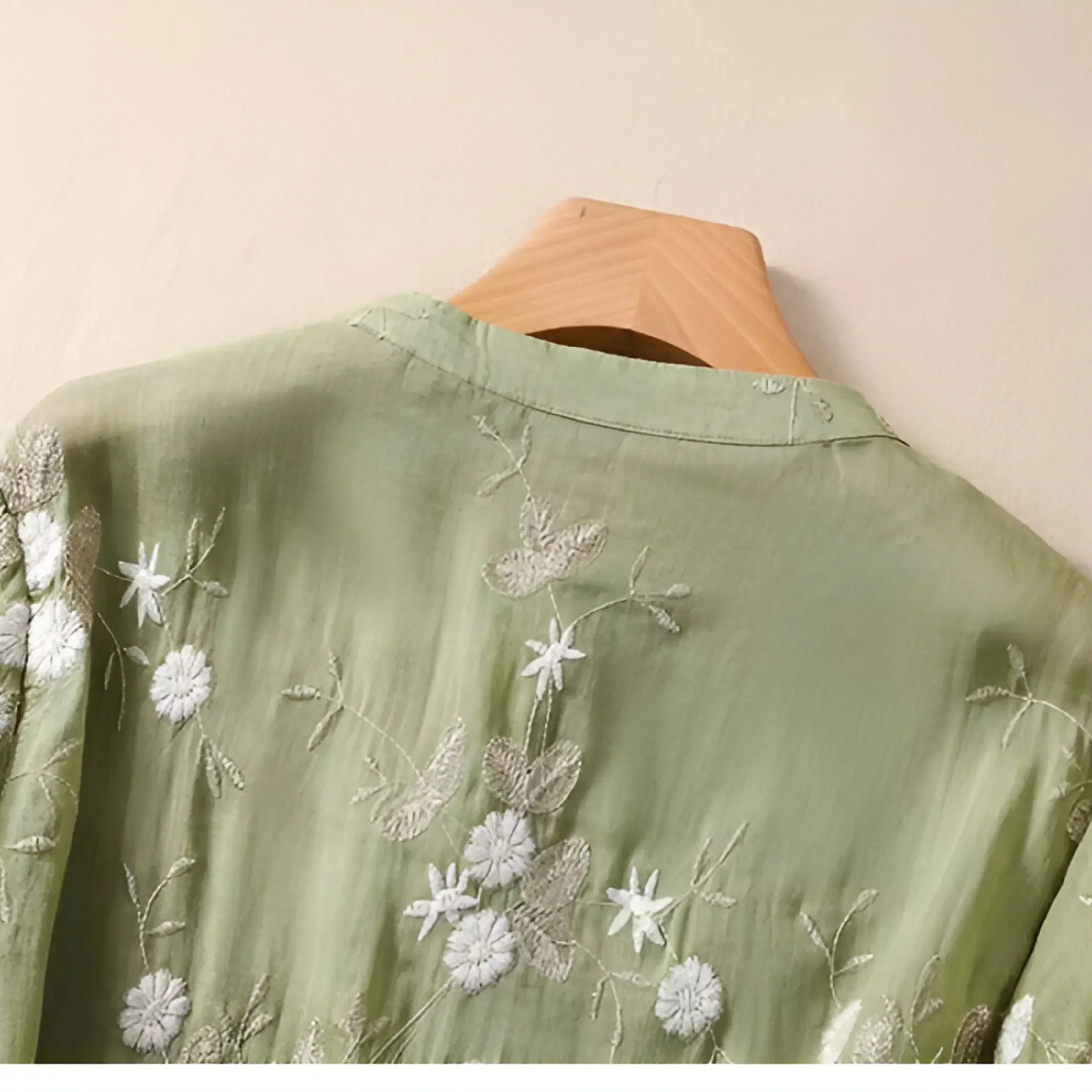 Marie - Bloemenblouse met Knopen